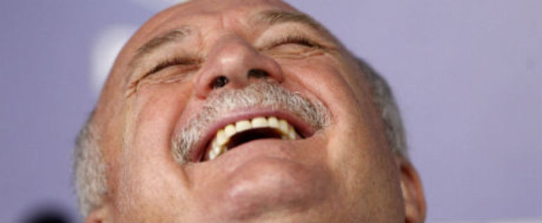 Quanto vale dirigir uma seleção na
Copa do Mundo? Se os super astros do futebol embolsam verdadeiras fortunas para
fazer a alegria das torcidas, os treinadores que comandam o jogo não ficam
muito atrás. Veja quem são os comandantes mais abonados desta edição do Mundial: 