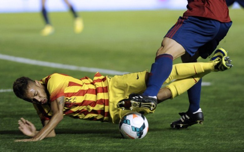 O Barcelona enfrenta o Real Madrid em confronto decisivo no
próximo sábado (26), pelo Campeonato Espanhol, e já vive o clima do
clássico. Preocupado com o duelo, o Barça denunciou recentemente “uma campanha
anti-Neymar” no país. O craque, que é marcado também pela fama de cai-cai,
estaria sofrendo perseguição dos juízes. Confira