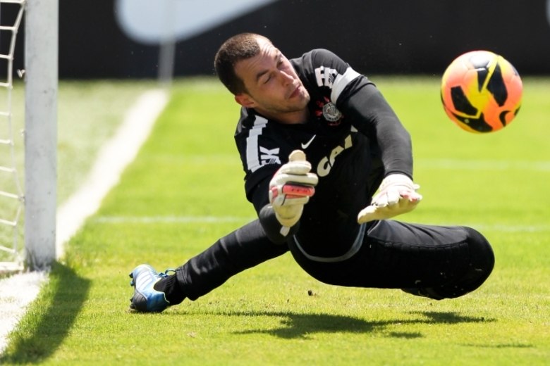 'É claro que pênalti é uma loteria, mas tive três pênaltis neste ano e 
peguei dois. É uma média razoável, né?”, afirmou o guarda-metas, que 
mostrou essa qualidade na derrota por 3 a 0 do Barbarense para o 
Corinthians, defendendo a batida de Chicão. Ele também impediu um gol do
 são-paulino Osvaldo na mesma situação