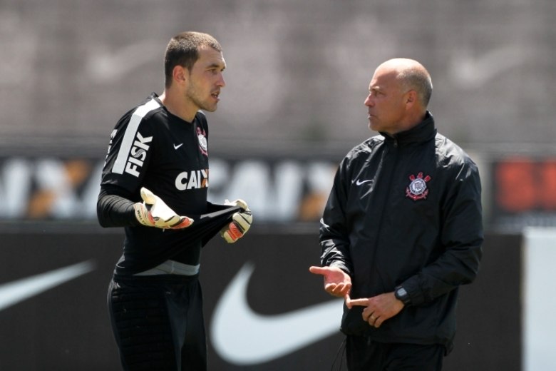 A vaga nas semifinais da Copa do Brasil será decidida nos tiros da marca
 penal se o jogo em Porto Alegre terminar empatado por 0 a 0. Aí, o 
goleiro de 25 anos, na foto conversando com o preparador Mauri, tentará repetir o desempenho obtido no Estadual do 
primeiro semestre, quando ainda era o camisa 1 do União Barbarense