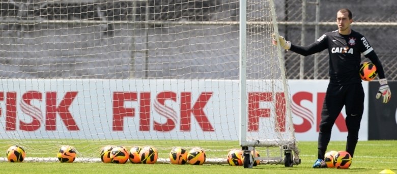      Walter treinou muitos pênaltis na atividade de segunda-feira, sem um 
grande aproveitamento, enquanto Danilo Fernandes e Julio Cesar 
participavam do treinamento técnico com os jogadores de linha. Depois, 
foram eles que tentaram a sorte em algumas penalidades, algo que será 
repetido na terça