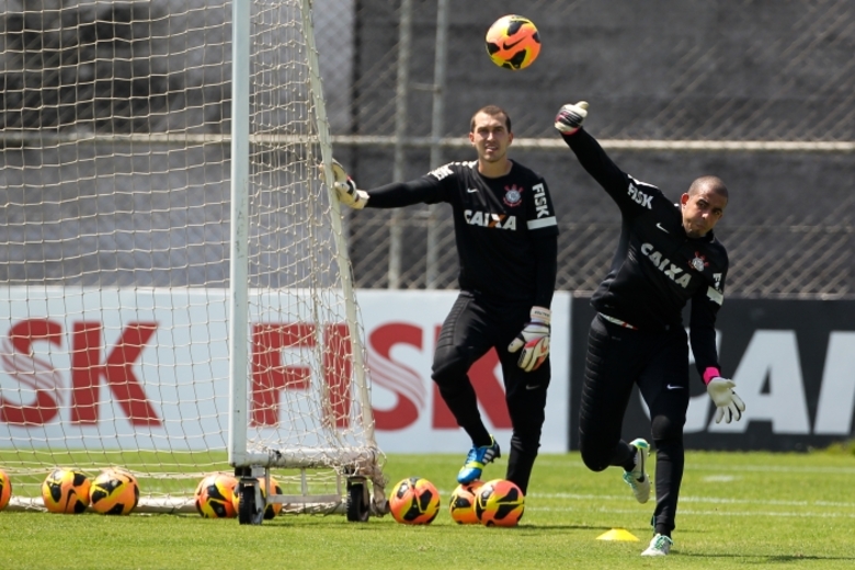 Walter (encostado na trave) chegou ao Corinthians após o Campeonato Paulista e se entendeu 
rapidamente com Cássio. Com o amigo contundido, ele é o favorito a 
substituí-lo no confronto com o Grêmio e, em caso de necessidade, espera
 manter seu recente histórico em cobranças de pênalti