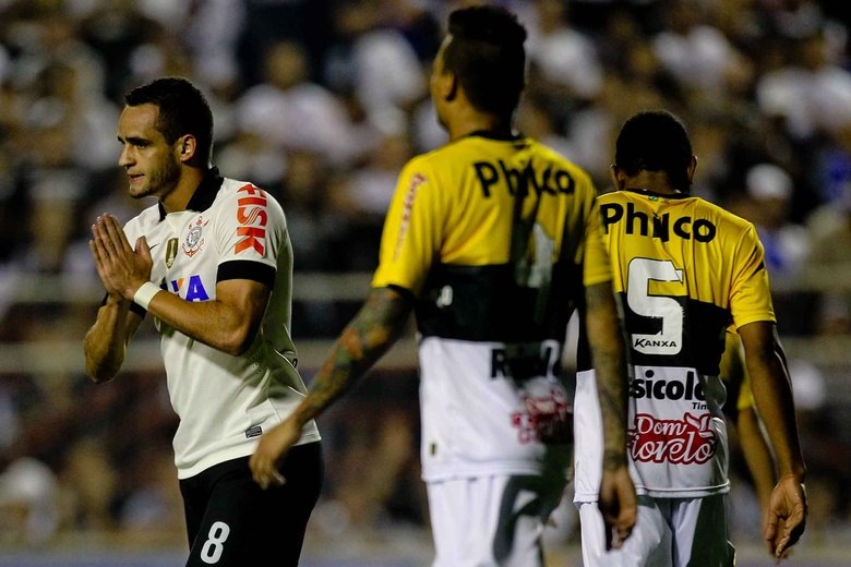 O meia reforçou o coro de que os problemas enfrentados pela equipe no 
segundo semestre não podem ser colocados exclusivamente na conta do 
chefe. Desde que foram bastante cobrados pelo presidente Mário Gobbi, o 
elenco vem assumindo uma responsabilidade maior