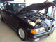 Acima, há esse BMW 325I preta, ano 1996