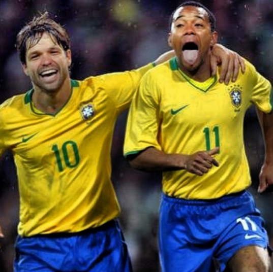 Pelas redes sociais, Diego publicou uma foto de si mesmo com
a camisa da seleção brasileira ao lado de Robinho e mandou um recado para o
treinador Felipão. 
— Saudades dessa amarelinha! Estamos na luta! 