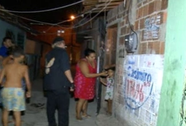 A mulher colocou grades em um quarto da casa e tranca o local com cadeados. A família relatou que inicialmente o rapaz era agressivo, mas que a abstinência parece ter diminuído e que ele aceita tratamento, mas que os parentes não têm condições financeiras de bancar uma clínica 