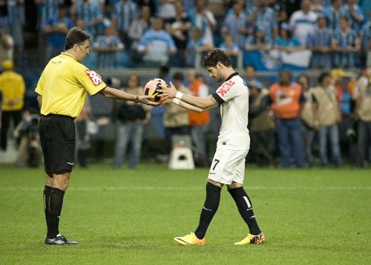 — Pato diz que não foi displicente. Ele teve de tomar uma decisão e o 
Dida conseguiu imaginar o que ele faria. Outros grandes jogadores já 
perderam penalidades. Ele está mais triste do que todos os corintianos. 
Os pênaltis são decididos individualmente e alguém tem de pagar a conta.
 Essa é a vez dele, diz o empresário