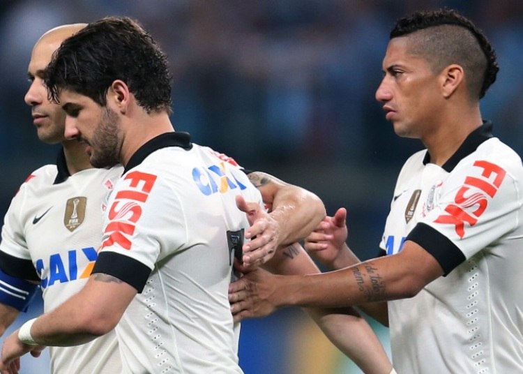 Alexandre Pato está muito perto de trocar o Corinthians pelo futebol inglês. Depois de perder o pênalti que custou a eliminação da Copa do Brasil ao Timão e cair em desgraça com a torcida e com os companheiros, o jogador, segundo o jornal Lance!, pode estar de partida para a Europa