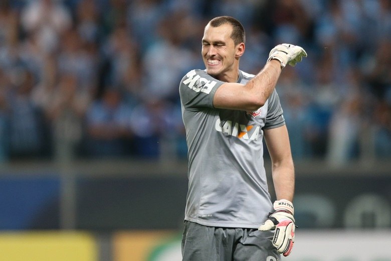 Logo
em seguida, o goleiro Walter desmentiu o companheiro e disse que Pato havia
treinado as cobranças de maneira mais forte. Dida, por sua vez, não quis culpar
seu ex-companheiro de Milan, mas admitiu que já esperava a cobrança