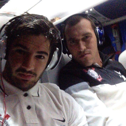 Alexandre Pato perdeu um pênalti vital para o Corinthians no confronto contra o Grêmio nesta quarta. O Timão foi eliminado da Copa do Brasil e, claro, os torcedores estão furiosos com o jogador, que já não vive um bom momento no time. Os fãs alvinegros decidiram usar as redes sociais para detonar o jogador. Veja alguns exemplos a seguir:

