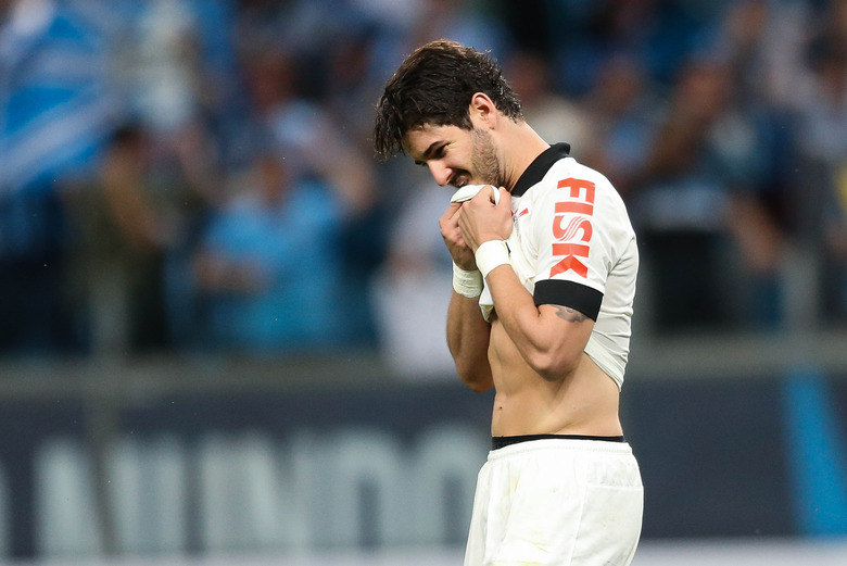 A fraca cobrança de pênalti que causou a eliminação do Corinthians 
diante do Grêmio na Copa do Brasil pode custar caro a Alexandre Pato. De
 acordo com reportagem publicada pelo jornal O Estado de São Paulo, 
nesta sexta-feira (25), a diretoria do Timão apenas aguarda uma proposta
 satisfatória para vender o atacante bem antes do término do contrato 
dele, em 2016