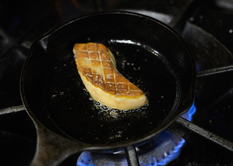 Considerado item de luxo na
gastronomia, o foie gras não é novidade em menus de restaurantes. Egípcios e romanos já o
produziam, alimentando aves com figos durante seis meses. Hoje, utiliza-se uma
ração gordurosa, geralmente consumida por patos.

Com mais gordura em sua
composição do que um fígado normal (como o de boi, por exemplo), a produção do
foie gras passa por um processo quase que artesanal e tem um preço elevado,
associado à alta gastronomia. Um único prato com a iguaria chega a custar R$
225. 'O grande lance do foie gras ser o que é, é o prestígio dos cozinheiros. É preciso técnica para o preparo', analisa o chef