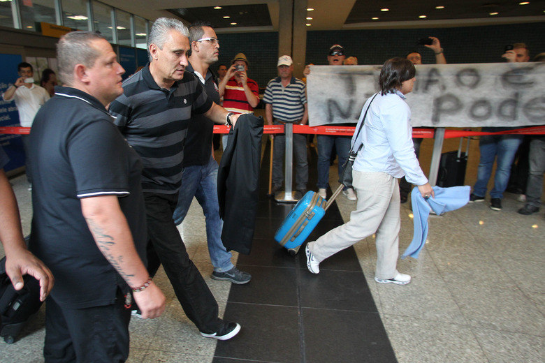 Os jogadores e a comissão técnica do Corinthians desembarcaram nesta quinta-feira (24) no aeroporto de Congonhas sob protestos da torcida. Um dia após a derrota para o Grêmio nos pênaltis, fracasso que causou a desclassificação do time na Copa do Brasil nas quartas de final do torneio, a delegação foi recebida com ofensas e berros, em meio a um tumulto no aeroporto. Tite foi o primeiro a 
enfrentar o público, escoltado por dois seguranças 