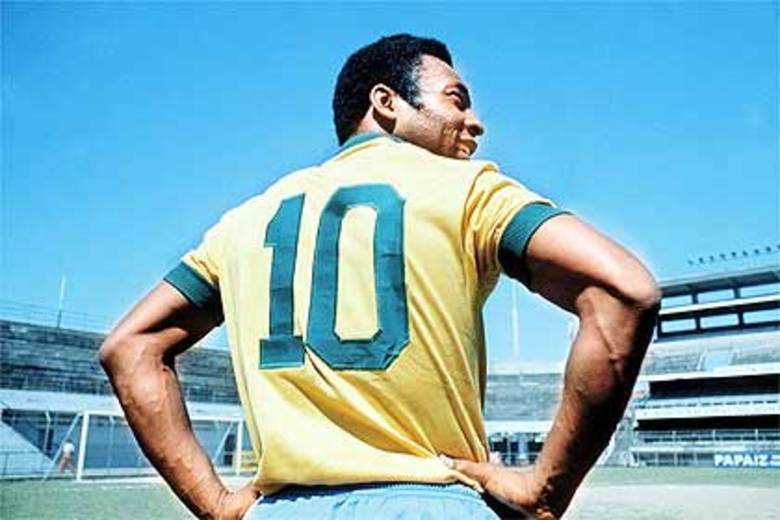 Na primeira
colocação, o óbvio: Pelé. Com 77 gols e três Copas do Mundo (1958. 1962 e
1970), o Rei escreveu seu último capítulo com a canarinho em 18 de julho de
1971. Ao todo foram 14 anos defendendo as cores do Brasil. Ele ainda detém
outros recordes: mais jovem campeão da Copa do Mundo (em 1958, tinha apenas 17
anos), mais jovem bicampeão da Copa do Mundo (tinha 21 anos em 1962), único
jogador tricampeão da Copa do Mundo (conquistou o feito com o título de 1970) e
único a marcar gols em quatro Copas do Mundo (12 gols marcados nos mundiais de
1958, 1962, 1966 e 1970)
