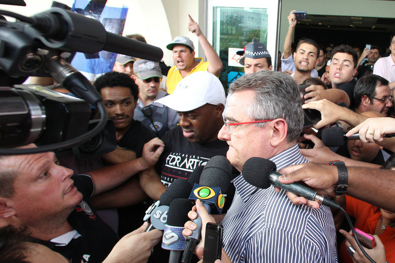 O presidente do clube dá explicações sobre a derrota, em meio ao tumulto. Ao contrário da maioria dos jogadores do Corinthians, que encarou com 
 boca fechada o protesto de quase duas 
dezenas de torcedores no aeroporto de Congonhas, Mário 
Gobbi concedeu uma rápida entrevista no trajeto do avião até o ônibus. E
 aceitou a manifestação que ocorria ao seu redor, consequência da 
eliminação na Copa do Brasil diante do Grêmio.“É justo, legal. Desde que não tenha violência, a manifestação é um 
direito, uma garantia. Quando não está feliz, a torcida se manifesta”, 
compreendeu Gobbi, enquanto ouvia ofensas de alguns torcedores.