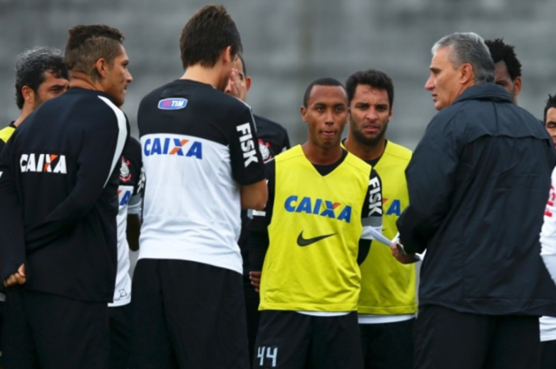 A situação, agora, é diferente. Pato está sem clima nos vestiários e com o grupo, tudo causado pela forma displicente com a qual cobrou o pênalti contra o Grêmio