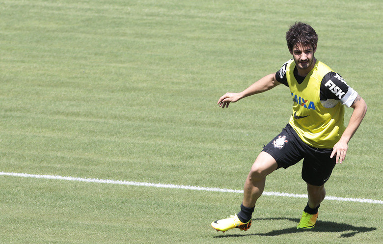 Em treinamento na manhã deste sábado, na Fonte Luminosa, Tite esboçou a equipe para o clássico com o Santos com Emerson Sheik no comando de ataque