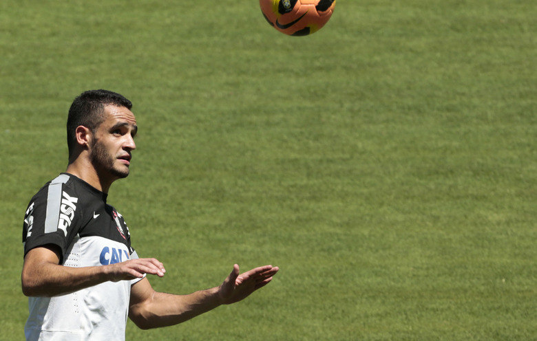 Em Araraquara (SP), palco do jogo deste domingo, às 16 horas (de Brasília), o técnico também apresentou duas novidades: a volta de Renato Augusto, poupado na eliminação da Copa do Brasil, no lugar de Romarinho, suspenso, e a improvisação do lateral-direito Diego Macedo no meio-campo