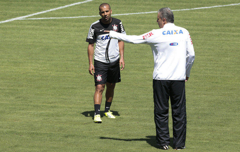 Alessandro trocará de lateral – Fábio Santos foi vetado pelo departamento médico por conta de dores no púbis – e verá Edenílson na direita. O treinador continuará apostando em Douglas como homem de criação da equipe, que precisa vencer para continuar sonhando com classificação para a Libertadores