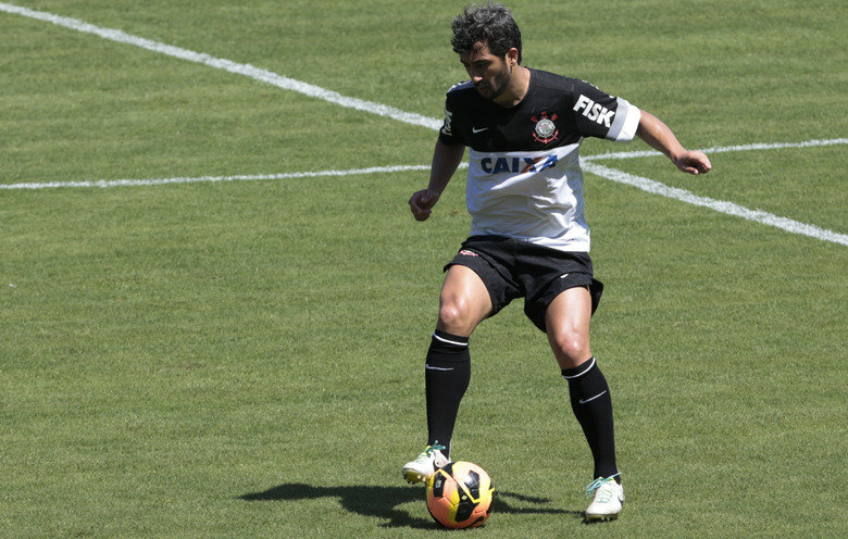 De acordo com a atividade deste sábado, a escalação alvinegra será: Walter; Edenílson, Gil, Paulo André e Alessandro; Ralf, Guilherme, Diego Macedo, Renato Augusto e Douglas; Emerson Sheik. O duelo com o Peixe será válido pela 31ª rodada do Campeonato Brasileiro