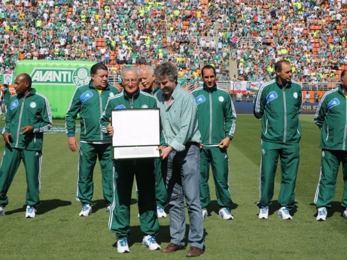Os atletas e ex-jogadores entraram em campo de verde, mas substituíram o uniforme por camisas amarelas, que estreou hoje e faz homenagem à seleção brasileira