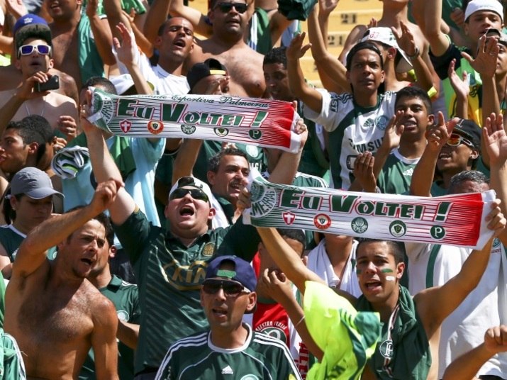 Apenas mais um ponto garantia o Palmeiras de volta à elite do
futebol brasileiro. E o Verdão conseguiu. Em jogo contra o São Caetano, no Pacaembu, o clube alviverde empatou sem gols e não poderá mais terminar a
competição fora do G4. A torcida palmeirense lotou o estádio. Leia o relato completo aqui