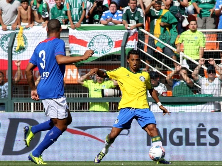 A homenagem à seleção brasileira faz parte
das comemorações do centenário palmeirense, que acontece em 2014. O Palmeiras
foi o primeiro time a representar o Brasil, na inauguração do Mineirão, em Belo
Horizonte, no dia 7 de setembro de 1965