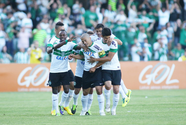 No último
fim de semana, o Coritiba goleou o Grêmio por 4 a 0, com gol de Alex, e ocupa a
13ª posição na tabela do Campeonato Brasileiro. O próximo desafio do clube é diante
do Vasco, no sábado (2) 