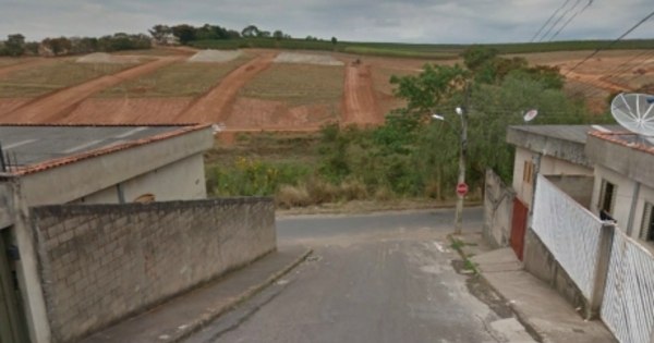 Carro despenca em barranco e mata idosa e bisneto - R7