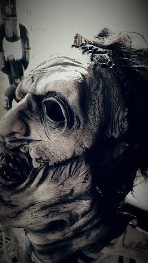 O inglês James Creighton é um cara que leva a decoração da sua casa, durante o Halloween, muito a sério