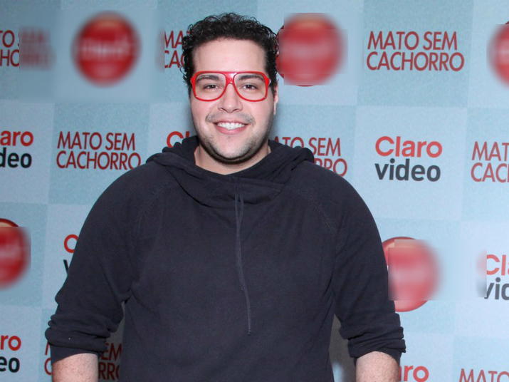 Tiago Abravanel, ator e neto de Silvio Santos, deu uma
declaração sóbria a respeito das biografias não autorizadas.— É um assunto delicado porque biografia, no caso, você está
falando da vida das pessoas. Eu gostaria que falassem da minha
vida aquilo que eu acredito, aquilo que gosto que falem da minha vida. Mas acho que a partir do momento que [a biografia] não é autorizada, não necessariamente
tudo aquilo é verdade. Por mim, pode falar, não fui eu quem assinei.

E ainda acho que não vale processar. Meu avô processou? Não
processou. Então não precisa. Só que ele não fala se tudo que está ali é
verdade. É melhor ficar na corda bamba e deixar que a imaginação das pessoas
flua da melhor maneira possível