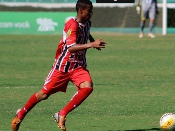 O futebol brasileiro perdeu mais uma promessa nesta quarta-feira. Igor Correia, lateral do time sub-15 do Botafogo de Ribeirão Preto (SP), morreu ao ser atingido por um raio. O jogador estava disputando uma pelada na cidade de Serrana com os amigos, quando a fatalidade aconteceu. Veja outros jogadores que tiveram suas carreiras interrompidas