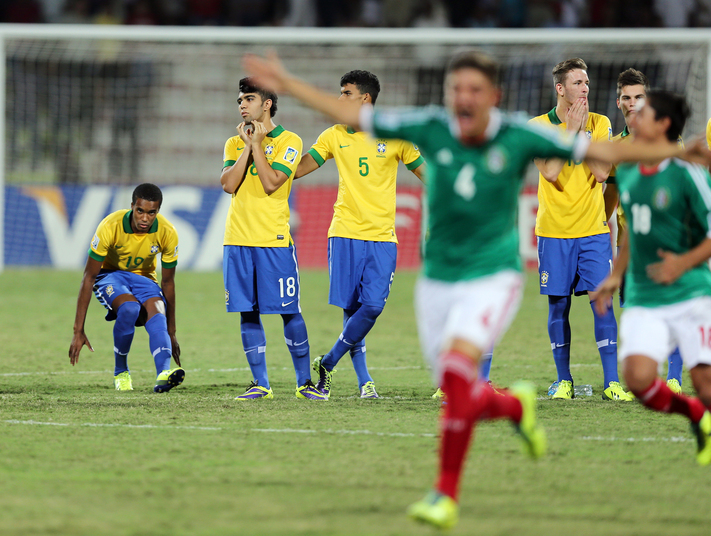 O Brasil parou nesta sexta-feira (1º) em um velho carrasco. Após 24 cobranças de pênaltis, a equipe do Mundial Sub-17 foi eliminada nas quartas de final para o México. O faro de gol de Mosquito e a habilidade de Nathan foram minimizadas na partida - o talentoso Gabriel Boschilia estava suspenso. Mas esta não é a primeira vez que o time canarinho caiu diante do adversário. Confira a seguir as principais derrotas para os mexicanos