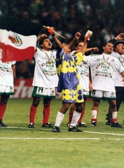 O Brasil também viu o México comemorar o título da Copa das Confederações em 1999. A seleção tinha um meio-campo pra lá de habilidoso com Alex e Ronaldinho Gaúcho, mas acabou derrotada na final por 4 a 3. O técnico Vanderlei Luxemburgo havia decidido poupar titulares como Roberto Carlos e Ronaldo, que haviam sido campeões da Copa América