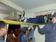 De acordo com o Corpo de Bombeiros, a maior parte
 do corpo do bandido já estava no interior da loja. Ele ficou preso apenas 
pela cabeça e acabou se ferindo. Depois de receber atendimento médico, o assaltante foi levado para a Delegacia de Polícia