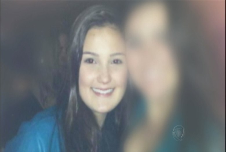 Baleada na última terça-feira (29), a estudante Isabella Pavani Castilho Cruz, de 18 anos, teve a morte cerebral confirmada neste sábado (2) pelos médicos do Hospital Nipo-Brasileiro, em Guarulhos, na Grande São Paulo. A notícia deu um desfecho trágico a um caso ainda sem solução. Saiba mais