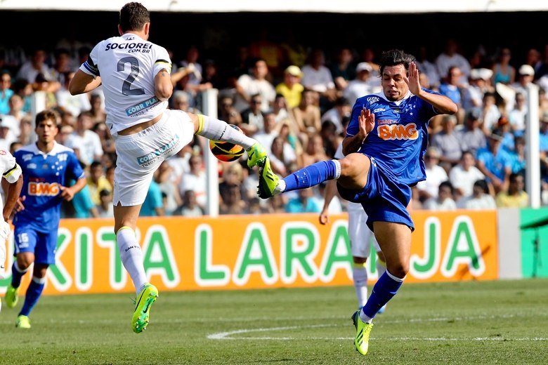 Neste domingo (3), o líder Cruzeiro foi até a Vila Belmiro visitar o Santos e conseguiu uma importantíssima vitória por 1 a 0. Com este resultado, a Raposa foi a 68 pontos e já pode garantir o tricampeonato na próxima rodada, contra o Grêmio, no Mineirão