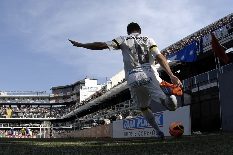O argentino Montillo, do Santos, caprichou em cobrança de escanteio contra sua ex-equipe, mas teve atuação apagada