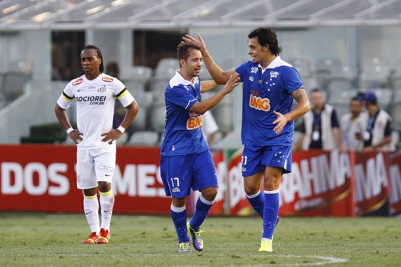 O maestro Éverton Ribeiro fez fila na defesa santista e marcou o golaço que garantiu a vitória