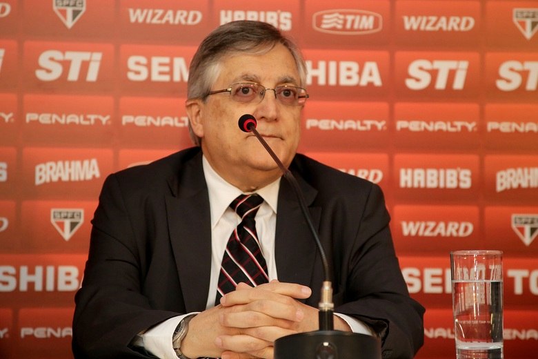 

O vice-presidente de futebol do clube, João Paulo de Jesus Lopes, foi quem garantiu que os atacantes do Fluminense e do Shandong Luneng, da China, não estão nos planos do Tricolor. — Não existe a mínima possibilidade de trazer outros problemas. Quando eu
 falo outros problemas, estou falando de Fred e de Vagner Love. Não 
estão no nosso foco.Veja outros craques que podem chegar ao Morumbi em 2014