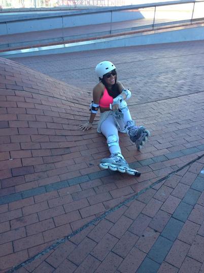 A jovem só precisa agora se equilibrar melhor em cima do patins para não passar vergonha nas redes sociais