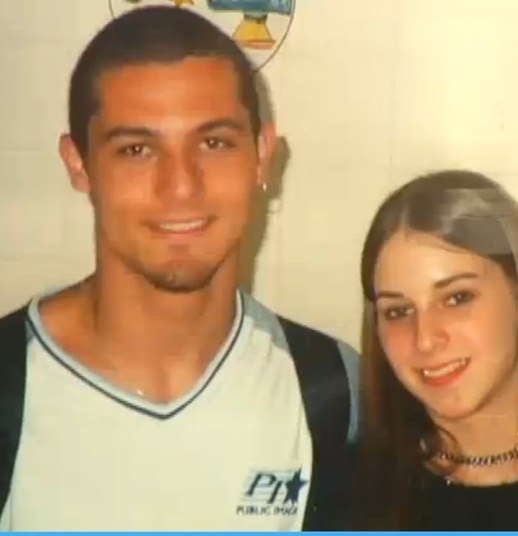 No início de novembro de 2003, o casal de namorados Liana Friedenbach, de 16 anos, e Felipe Caffé, de 19, foram surpreendidos por dois criminosos na região metropolitana de São Paulo. O casal foi vendado e levado para um cativeiro na área*Do R7, com Rede Record