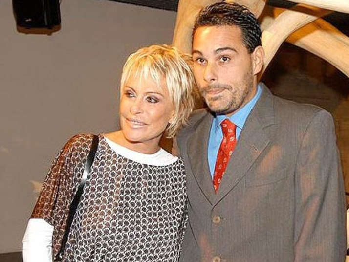 Ana Maria
Braga e Marcelo Frisoni

A apresentadora do programa Mais Você também engrossou a lista
dos famosos que se separam em 2013. Ana confirmou o fato à revista Caras,
contudo, não quis dar detalhes sobre o acontecido. Disse apenas que estava
“tudo bem”.

—
Tem coisas, a esta altura da vida, que me dou o direito de não falar. São
momentos não só meus. Tenho que respeitar uma série de circunstâncias. Não vai
acrescentar nada para ninguém, nem para mim, nem para as pessoas envolvidas, e
me dou este direito.

