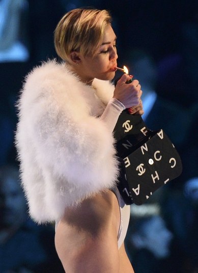 Miley Cyrus aprontou várias neste ano, mas nenhuma deu tantos problemas quanto a que ela fez durante o EMA, premiação da MTV europeia. A cantora subiu ao palco e acendeu o que parecia ser um cigarro de maconha. As autoridades de Amsterdã abriram uma investigação e, dependendo do que descobrirem, Miley pode ter que pagar uma multa. Miley admitiu que era um cigarro de maconha, mas disse que fez apenas como piada