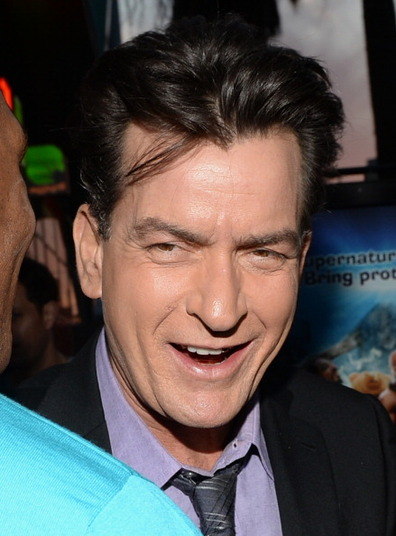 Charlie Sheen

Galã do seriado
americano Two And a Half Man, Charlie Sheen foi parar na prisão por violência
doméstica. O fato aconteceu duas vezes: uma em 2005 e outra em 2009. Oficialmente
se desconhece quem foi a pessoa agredida por Sheen, apesar de alguns veículos
da imprensa assegurarem que se trata de sua mulher, Brooke Müller. Além disso,
o ator também já foi preso por dirigir embriagado e drogado

 