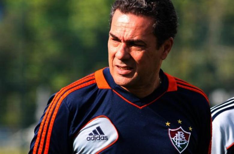 Na tarde desta segunda-feira (11), o presidente do Fluminense, Peter Siemsen,
 confirmou a demissão do técnico Vanderlei Luxemburgo. O comandante 
tricolor admitiu ter recebido a notícia com surpresa, mas disse demonstrar 
confiança na salvação dos seus ex-comandados, que lutam contra o 
rebaixamento para a Série B do Campeonato Brasileiro