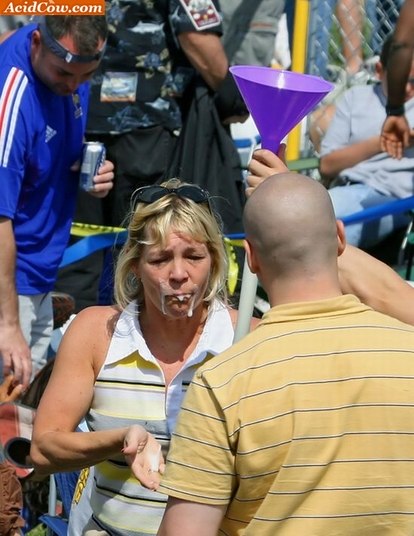 Tipo: bêbado boca furadaFaz o que: enche a boca de bebida e sai babando em todo mundoPor que irrita: não irrita não, só é nojento mesmo. E desperdiça bebida