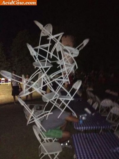 Tipo: bêbado artistaFaz o que: constrói coisas incriveis com tudo que vê pela frente. Acha que é arquiteto, Picasso, seja lá o que forPor que irrita: se a festa é na sua casa, você vai ver o maluco empilhando as coisas da sua mãe, vó, pai, tia... Isso quando a ‘obra de arte’ não resulta em toda louça da casa quebrada