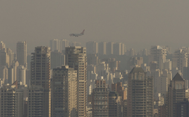 Um estudo recente do Centro de Análise de Informação sobre o Dióxido de Carbono (CDIAC, sigla em inglês) indicou que o Brasil é o 15º país que mais emite gás carbônico em todo o mundo. O grande número de veículos que saem às ruas diariamente — e que funcionam à base de combustíveis fósseis, como o petróleo —, além das queimadas e da poluição industrial são os principais responsáveis por terem colocado o Brasil em umas das primeiras posições da lista.A seguir, veja o ranking dos dez maiores poluidores de todo o planeta