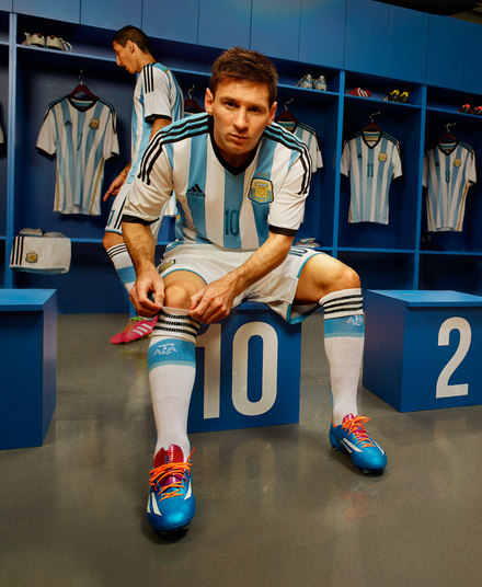 A seleção argentina já tem seu novo uniforme para a Copa 2014. O modelo segue com as tradicionais listras brancas e azuis na vertical. A novidade fica por conta dos detalhes em preto e dourado, além de pequenas linhas diagonais na parte de baixo da camisa, como o R7 antecipou em 13 de novembro